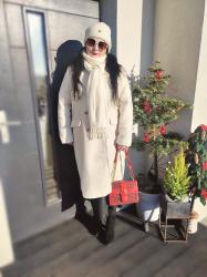 Zimowa stylizacja z jasnym płaszczem 