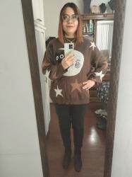Outfit propio: Sueter café con estampado de luna, gato y estrellas + jeans negros.