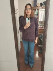 Outfit propio: Sueter morado de cuello de tortuga + jeans acampanados azul medio.