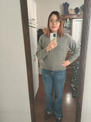 Outfit propio: Sueter gris con perlitas + jeans acampanados azul clásico.