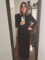 Outfit propio: Blusa negra de terciopelo + pantalón de terciopelo + saco de terciopelo.