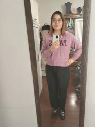 Outfit propio: Sueter lila con estampado de Paris + pantalón de vestir negro.