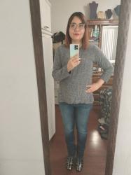 Outfit propio: Sueter gris + jeans azul oscuro.