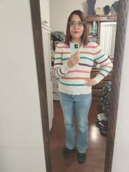 Outfit propio: Sueter blanco con rayas de colores + jeans azul bajito deslavado.