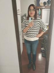 Outfit propio: Sueter blanco con rayas negras + jeans azul clásico.