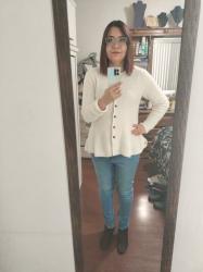 Outfit propio: Sueter blanco peplum + jeans azul claro.