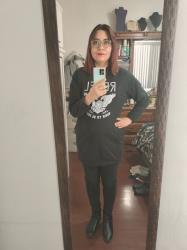 Outfit propio: Sudadera vestido negro con estampado de águila + jeans negros.