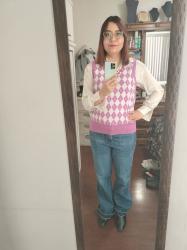 Outfit propio: Camisa blanca satinada + chaleco de rombos lila + jeans acampanados azul medio.