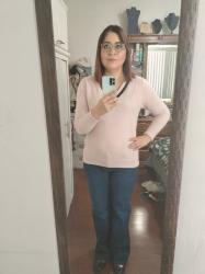 Outfit propio: Sueter rosa claro con detalle negro + jeans acampanados azul oscuro.