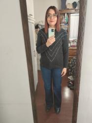 Outfit propio: Sueter negro con pedrería + jeans acampanados azul oscuro.