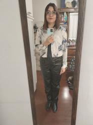 Outfit propio: Camisa blanca con manchas azules + pantalón negro de polipiel ancho.