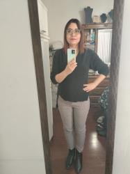 Outfit propio: Sueter negro + pantalón de pata de gallo blanco/negro y rojizo.