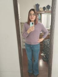 Outfit propio: Sueter lila + jeans acampanados azul clásico.