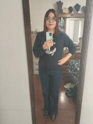 Outfit propio: Sudadera azul con estampado de ancla + jeans amplios azul oscuro.