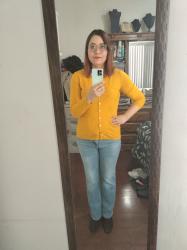 Outfit propio: Sueter de botones amarillo + jeans acampanados azul deslavado.