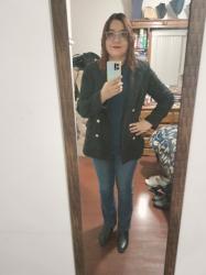Outfit propio: Saco negro + suéter azul + jeans azul acampanados de brillitos.
