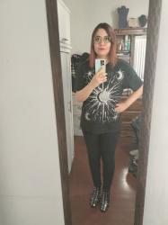 Outfit propio: Camiseta negra con estampado de luna y estrella + jeans negros pitillo.