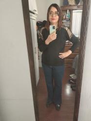 Outfit propio: Blusa negra con aberturas en los hombros + jeans amplios azul oscuro.