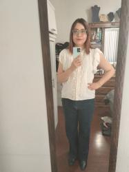 Outfit propio: Blusa blanca de crochet + jeans amplios azul fuerte.