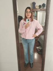 Outfit propio: Camisa rosa de rayas de lino + jeans acampanados azul claro deslavados.