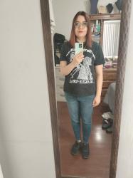 Outfit propio: Camiseta negra de Metallica + jeans pitillo azul oscuro.