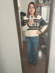 Outfit propio: Sueter con franjas blanco/negro + jeans acampanados azul clásico.