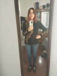 Outfit propio: Camiseta negra con flores y calaveras + jeans pitillo azul oscuro.