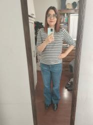 Outfit propio: Camiseta gris de rayas negras + jeans acampanados azul clásico.