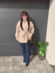 Krótki trencz w wiosennej stylizacji z jeansami 