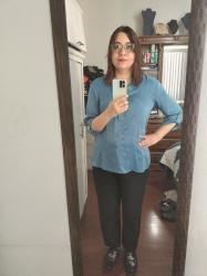 Outfit propio: Blusa satinada azul cielo + pantalón negro de vestir.