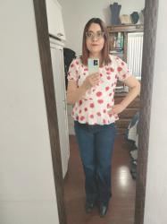 Outfit propio: Blusa blanca con rosas rojas + jeans amplios azul oscuro.