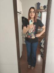 Outfit propio: Camiseta negra de estampado de leopardo + jeans azul fuerte amplio.