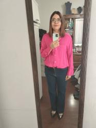 Outfit propio: Camisa satinada rosa fucsia + jeans amplios azul oscuro.