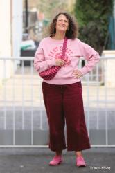 Rosa Sweatshirt kombinieren: 2 stylische Outfit-Ideen