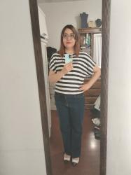 Outfit propio: Camiseta blanca de rayas negras + jeans amplios azul oscuro.