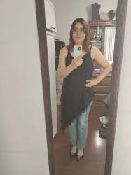 Outfit propio: Blusa de tirantes negra desigual + jeans acampanados azul claro deslavados.