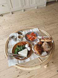 Vi packar upp lådor och får möbelleverans