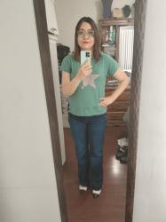 Outfit propio: Camiseta azul turquesa de estrella + jeans amplios azul oscuro.