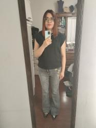 Outfit propio: Camiseta negra + jeans grises acampanados.