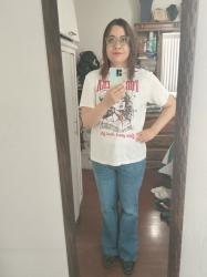 Outfit propio: Camiseta blanca con estampado de chica forastera + jeans acampanados azul clásico.