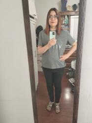 Outfit propio: Camiseta gris con estampado de luna y frase + jeans pitillo negros.