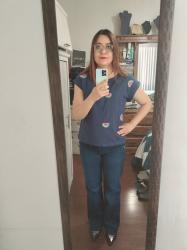 Outfit propio: Camiseta azul con estampados de sandia + jeans amplios azul oscuro.