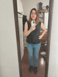 Outfit propio: Blusa negra + jeans pitillo azul claro.