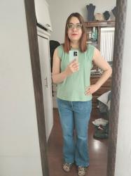 Outfit propio: Camiseta verde menta + jeans amplios azul clásico.