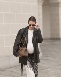 Black&white - skórzane mule, chusta z frędzlami 