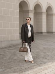 Black&white - skórzane mule, chusta z frędzlami 