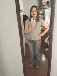 Outfit propio: Camiseta gris claro + jeans grises acampanados.