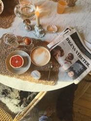 Jag hänger upp tallrikar på väggen och Alice fyller år