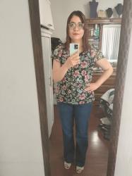 Outfit propio: Blusa floreada + jeans amplios azul oscuro.