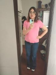Outfit propio: Camiseta rosa + pantalón amplio azul oscuro.